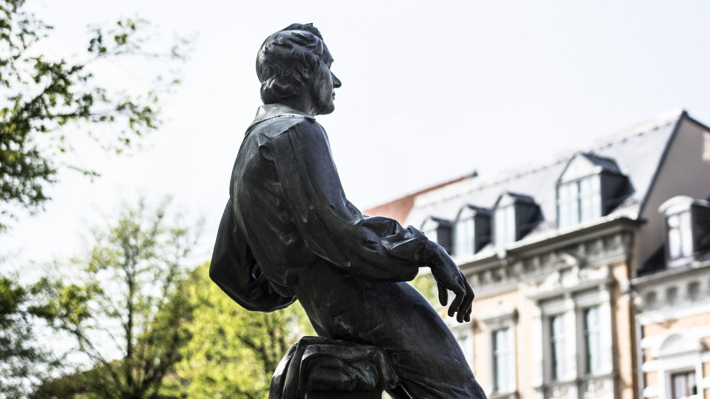 Anstatt Innenstadt, sitzende Männerstatue