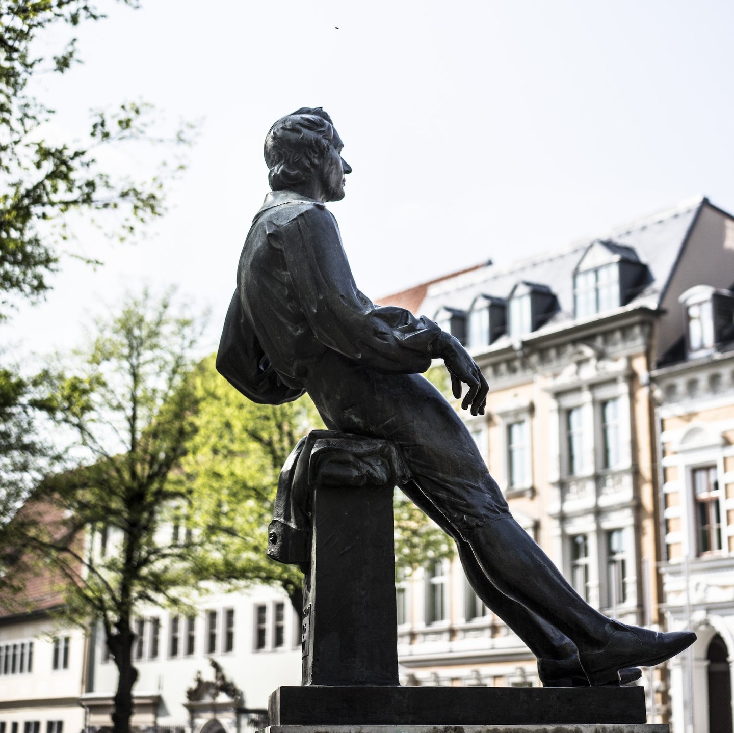 Anstatt Innenstadt, sitzende Männerstatue