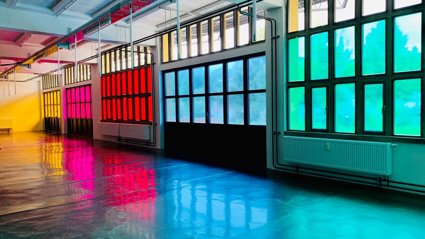 2020 Twentyfastforward: Bunte Fenster im Konzertsaal Kontor Erfurt