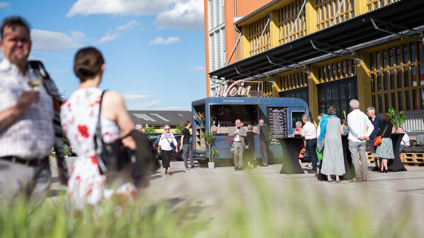 2020 Twentyfastforward: Vor dem Kontor Erfurt, geselliges Beisammensein an der Weinbar Weimar